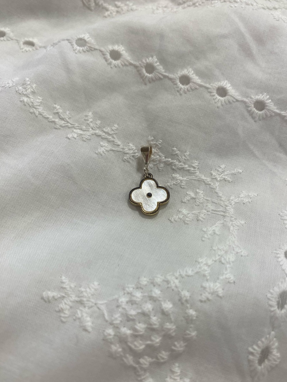 Louis Vuitton Clover 🍀 pendant on 925 bale GUC